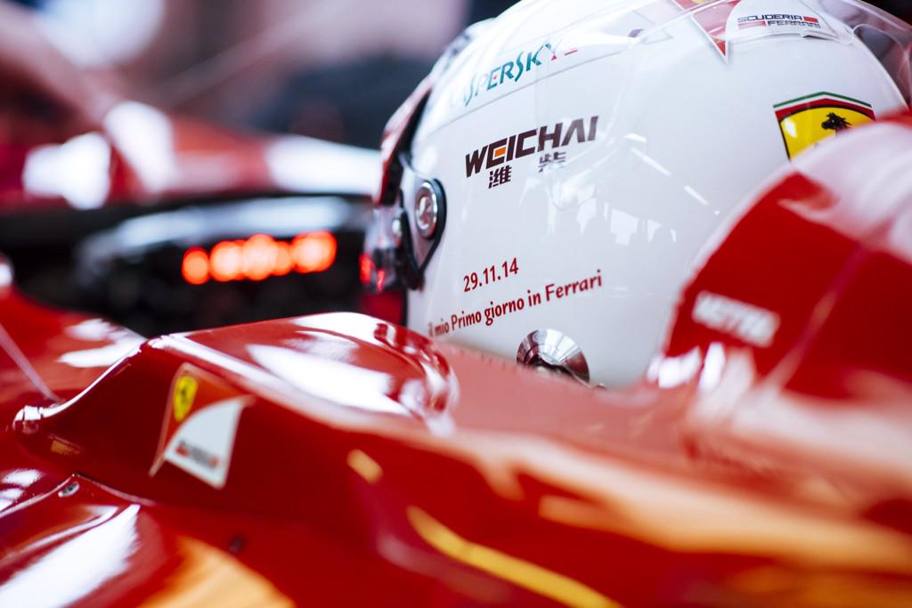 Un casco griffato con la data del primo giorno in Ferrari